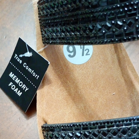 NEW Daisy Fuentes Black and Tan Women's Sandals - Picture 3 of 3